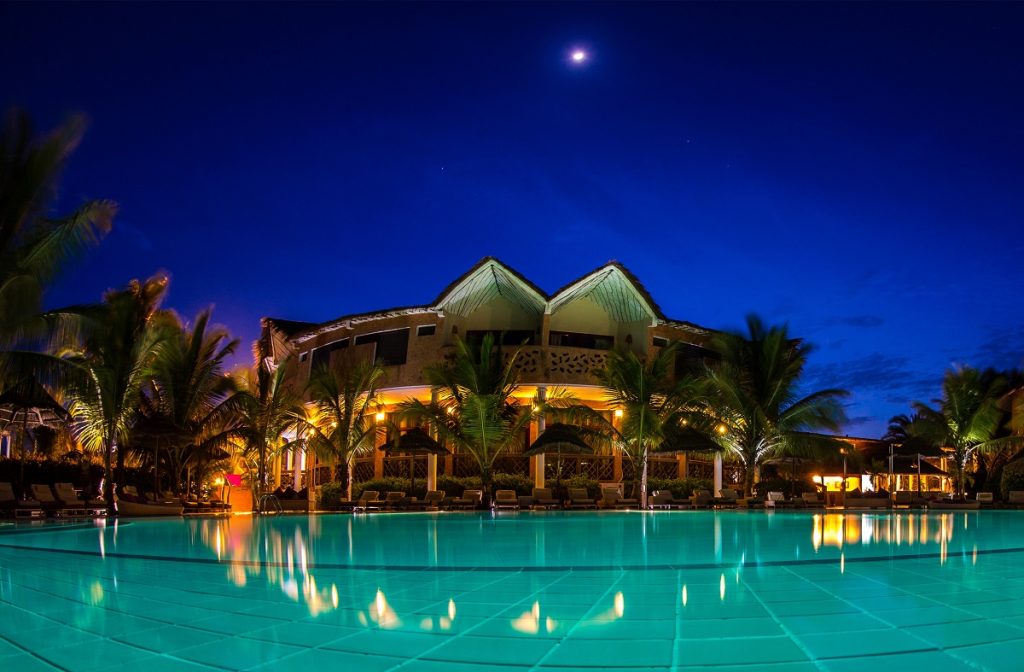Séjour Sénégal Lamantin Beach Resort Piscine de nuit